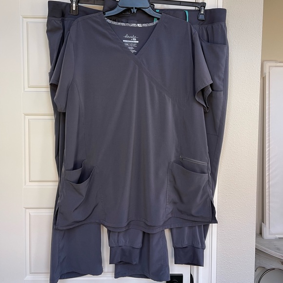ELEVATE by IRG Scrubs (3 pieces) - Picture 2 of 9